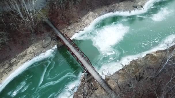 Iced Footbridge River Top — Vídeo de Stock