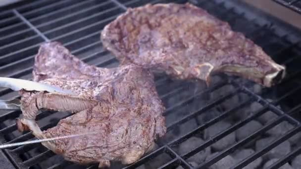 Steak Charcoal Barbecue Showing Medium Well Done Degree Doneness — 图库视频影像