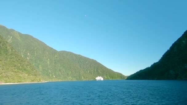 Wide Shot Cruise Ship Entering Fiord Milford Sound New Zealand — Vídeo de stock