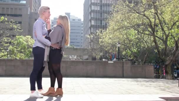 Twee Lesbische Gay Vrouwen Hun Twintiger Jaren Omarmen Een Stad — Stockvideo