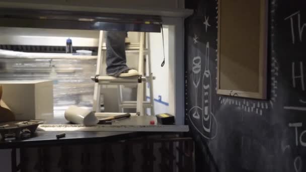 Dolly Εργαζόμενος Σκάλα Στο Εστιατόριο Κατά Διάρκεια Της Ανακαίνισης — Αρχείο Βίντεο