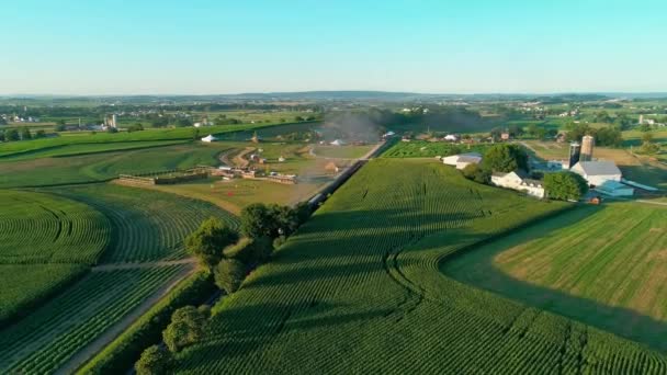 Ånga Tåg Passerar Genom Amish Gården Landar Och Landsbygden Sent — Stockvideo