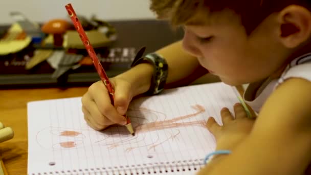 Niño Haciendo Dibujo Cuaderno Escuela — Vídeo de stock
