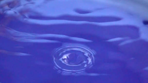 慢动作的水滴飞溅入水中 — 图库视频影像