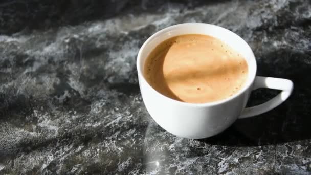 Siyah Mermer Masada Beyaz Kahve Fincanı — Stok video
