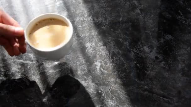 Placer Une Tasse Café Blanche Fraîchement Faite Sur Dessus Table — Video