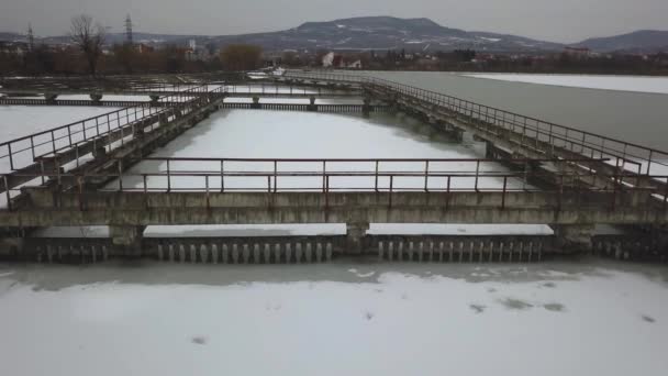 冬の凍結湖 上空から撮影された空中ドローン 曇りや気分のシーンでの具体的な歩道 前方ドーリーショット — ストック動画