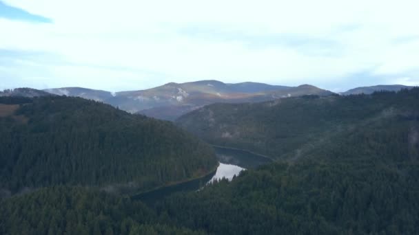 Luftaufnahmen Eines Flusses Durch Ein Rumänisches Gebirge Dann Schwenken Eine — Stockvideo
