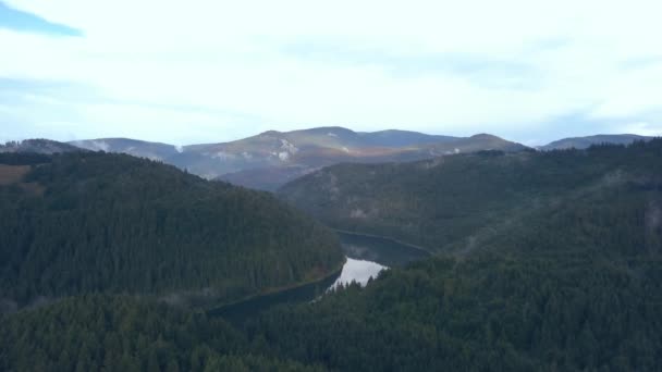 Filmati Aerei Seguire Fiume Attraverso Una Catena Montuosa Rumena Poi — Video Stock