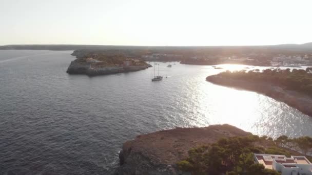 Aerial Mallorca Coast Sunset Sail Yacht Float Out Harbor Bay — ストック動画