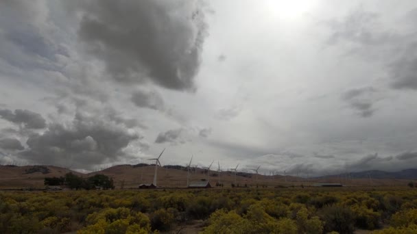 Cloud Time Lapse Πάνω Από Ανεμόμυλους Στο Red Barn — Αρχείο Βίντεο