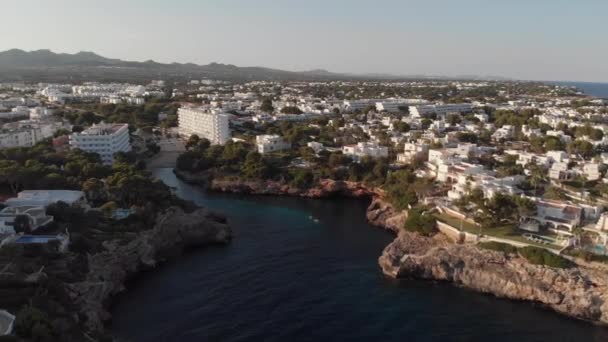 Aerial Прекрасный Средиземноморский Город Красивой Бухтой Майорке Испания — стоковое видео