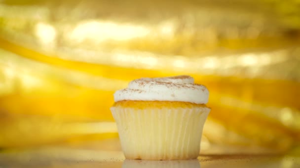 Cupcake Rotating Cinnamon Sprikled Top Gold Background Holidays Events Shot — Vídeo de stock