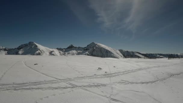 Skiing Beautiful Aerial View Mountain Cover Snow Sunny Day — Video Stock