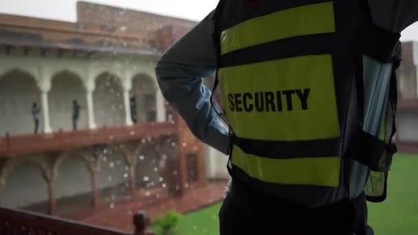 Man Wearing Security Vest Agra Fort Heavy Rain India — Vídeo de Stock