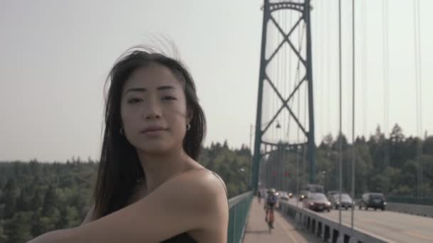 Close Portrait Very Beautiful Asian Girl Lions Gate Bridge Slowmo — Stockvideo