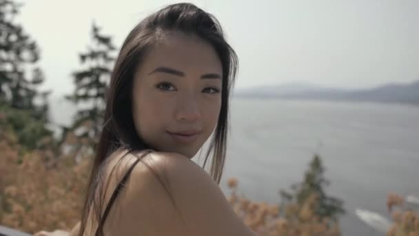 Fechar Bonito Menina Asiática Olhando Para Câmera Slowmo — Vídeo de Stock