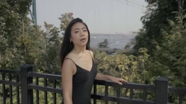 Medium Shot Beautiful Asian Girl Prospect Point Watching Lions Gate — ストック動画