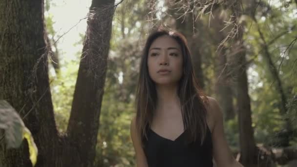 Closeup Asian Woman Black Looking Forward Exploring Sunny Forest Slowmo — Vídeo de Stock