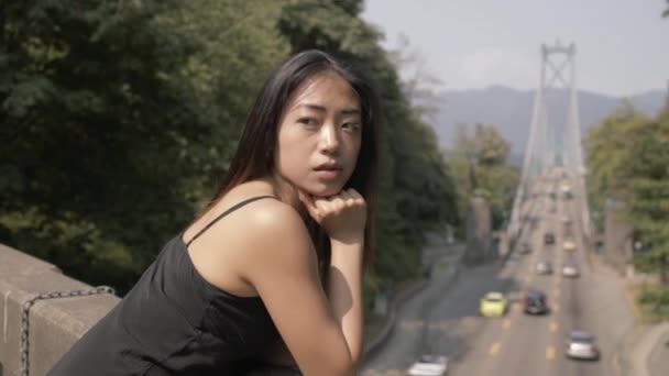 Средний План Симпатичной Азиатской Женщины Черном Оглядывающейся Назад Мост Лайонс — стоковое видео