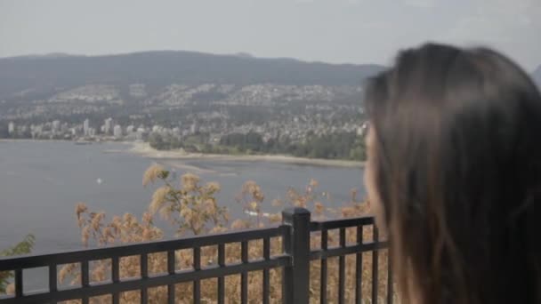 Menina Asiática Desfrutando Vista Ponto Prospect Vancouver North Shore Fundo — Vídeo de Stock
