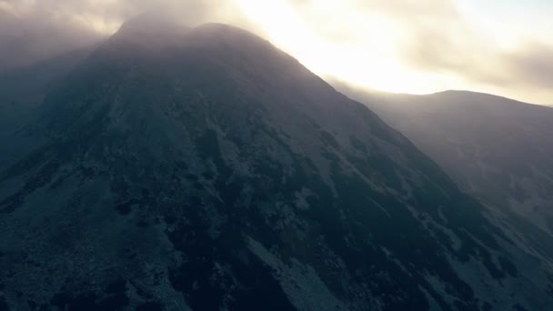 Szeroki Dron Powietrzny Powoli Spada Twarzą Góry Ciężkimi Chmurami Przechodzącymi — Wideo stockowe