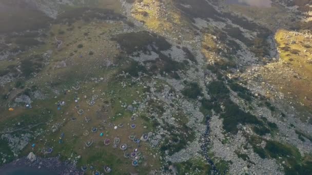 Широкий Воздушный Беспилотник Медленно Поднимается Группы Кемпинга Вершину Горы Конец — стоковое видео