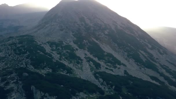 Brede Antenne Drone Langzaam Klimmen Een Bergketen Met Zware Wolken — Stockvideo