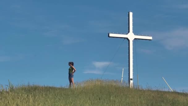 Ładna Młoda Kobieta Szortach Koszulce Kucykiem Stoi Szczycie Wzgórza Pobliżu — Wideo stockowe