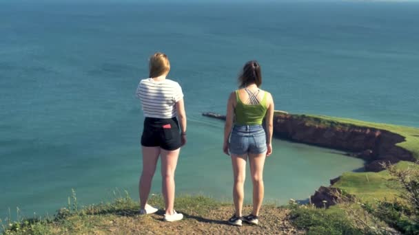 Visitors Magdalen Islands Stand Edge Cliff Point Ocean Peninsula Distance — Stock Video