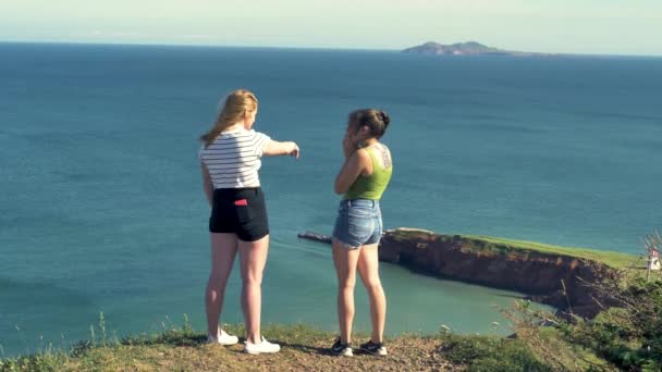 Two Girls Talk Gesture Have Conversation Edge Tall Cliff Beach — Stock Video
