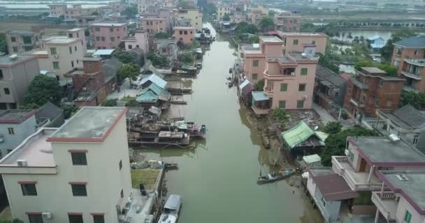 Foto Aérea Pueblo Asiático Situado Largo Río Contaminado Con Barcos — Vídeo de stock