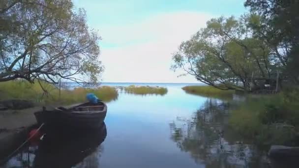 Безпілотник Маленької Лагуни Рибальським Човном Камінням — стокове відео