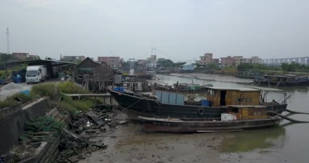 Aerial Shot Boat Approaching Berth Polluted River Asia — Vídeo de stock