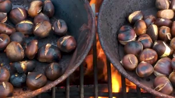 栗子烤在露天火 季节性美味 1920 节日最喜欢的食物 在铁平底锅烘烤 多莉滑动射击右向左 — 图库视频影像