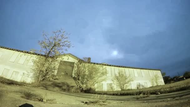 Night Lapse Moon Clouds Moving Fast Big Abandoned Building Bug — Videoclip de stoc