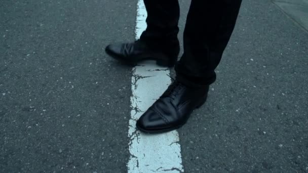 Homme Inquiet Noir Attend Dans Rue — Video