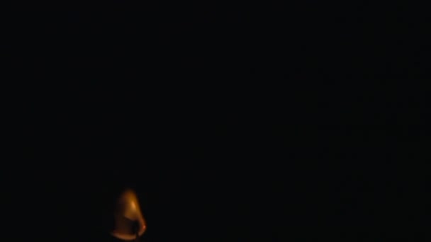 어두운 환경에서 촛불을 무시하라 — 비디오