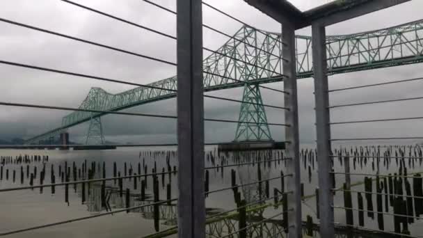 Most Přes Řeku Columbia Vychutnával Přes Lanové Zábradlí — Stock video
