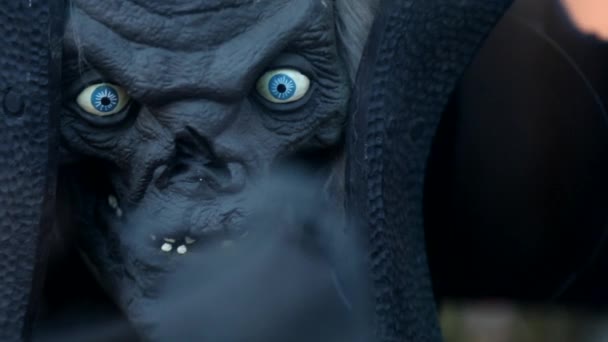 Spooky Holloween Monster Mask Peeking Thru Window Scary Evil Shot — 비디오
