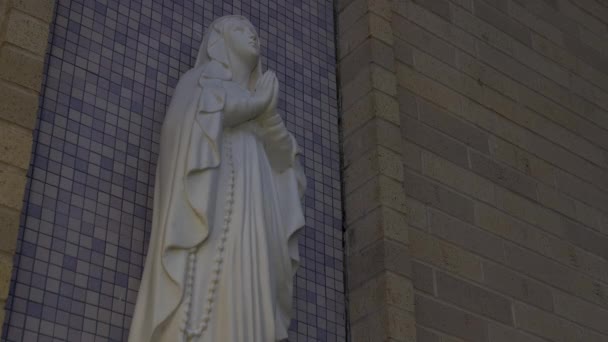 Низький Кут Статуї Яка Була Боці Церкви Статуя Молитві Підтримується — стокове відео