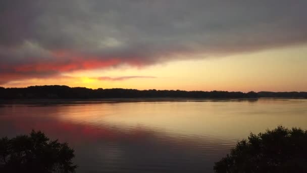 Luftaufnahme Des Sonnenaufgangs Über Dem Reeds Lake Michigan Usa Drohne — Stockvideo