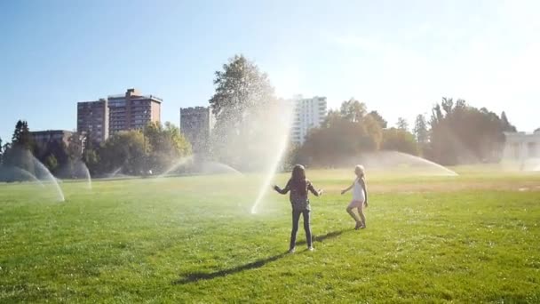 Barn Leker Sprinklers Park Solig Dag Slow Motion — Stockvideo