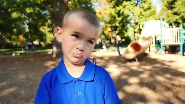 Kleiner Junge Blauen Hemd Schmollt Und Neigt Den Kopf Zeitlupe — Stockvideo