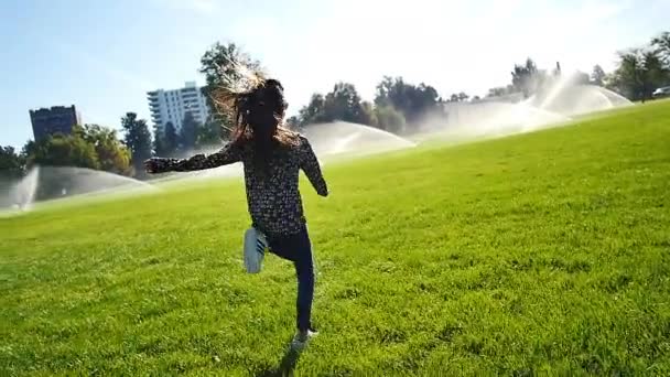 Zwei Junge Mädchen Rennen Mit Sprinklern Zeitlupe Durch Den Park — Stockvideo