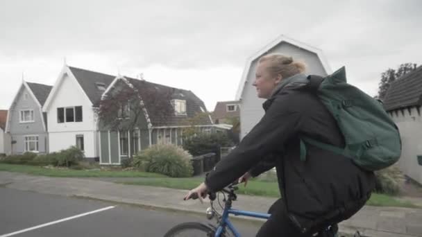 Girl Rides Bicycle Cold Day South Amsterdam — ストック動画