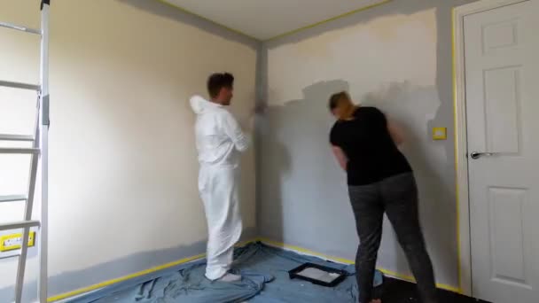 Time Lapse Camera Panning Slowly Right Couple Redecorate Paint Room — Αρχείο Βίντεο