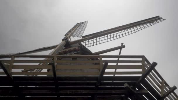 Fényképezőgép Lágyan Forog Alacsony Szögben Egy Hagyományos Holland Szélmalom Körül — Stock videók