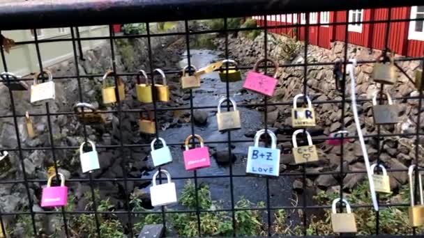 Kärlek Hänglås Tegel Staket Med Uttorkad Stenkanal Och Gamla Byggnader — Stockvideo