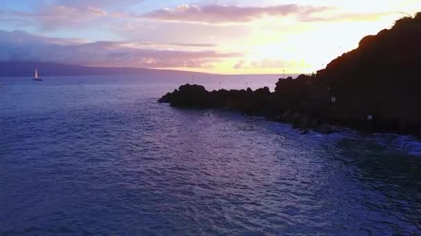 Este Avión Tripulado Sobrevolando Playa Kaanapali Océano Roca Negra Con — Vídeo de stock